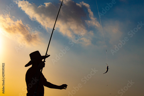 pescador pegando seu peixe