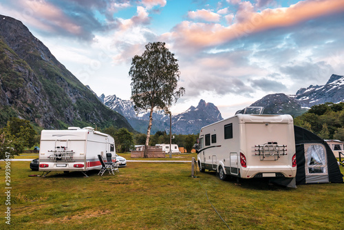Fotografie campers in campsite on sunset