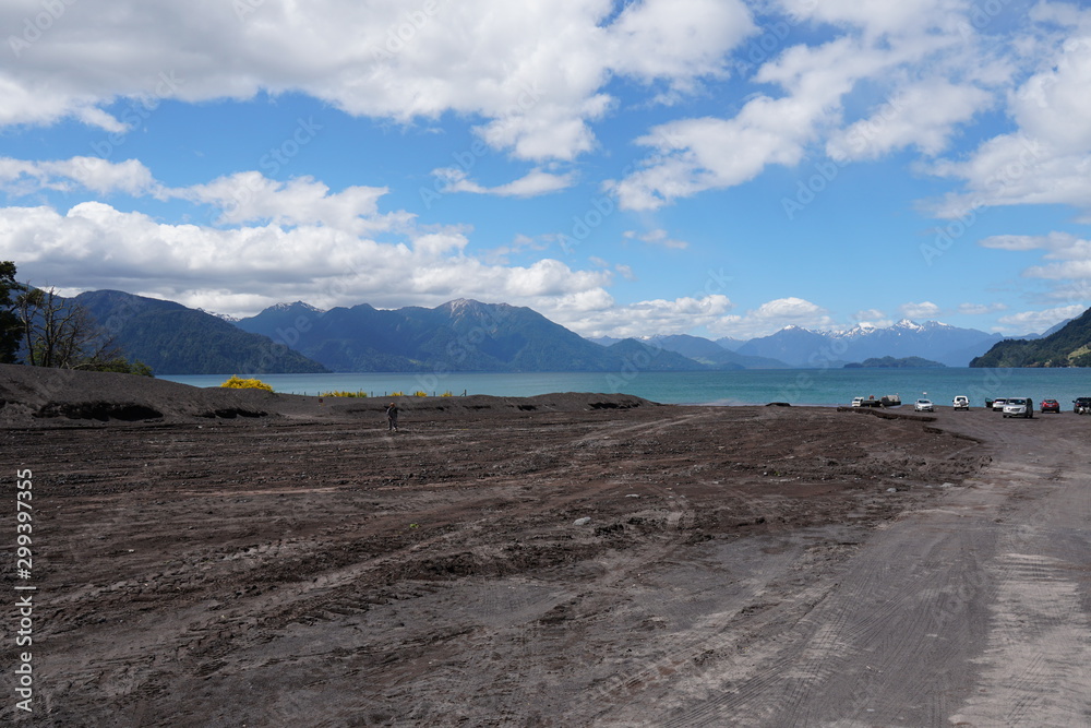 Naklejka premium Lake and montains