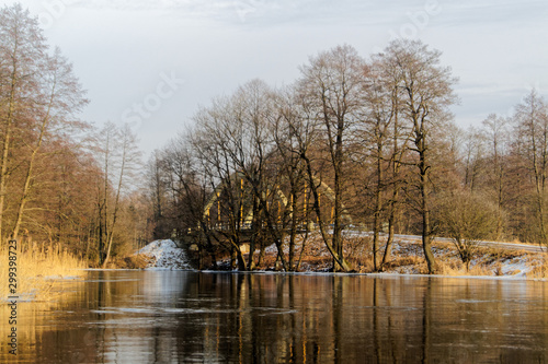 Fototapeta Naklejka Na Ścianę i Meble -  Most Świętego Jana nad rzeką Pisą zimową porą na Mazurach