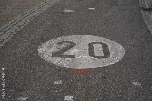 Anzeige einer Geschwindigkeitsbegrenzung auf einer Strasse in Frankreich © Achim Wagner