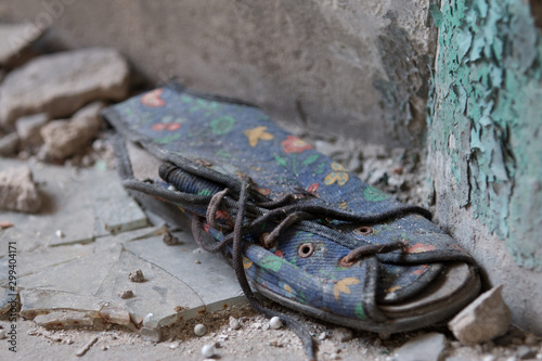 abandoned places - shoe © DDFoTo - Czerniawsky