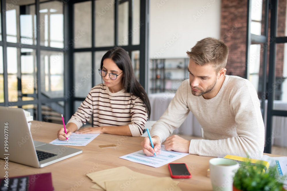 Obraz premium Entrepreneurs feeling busy while completing tax documents