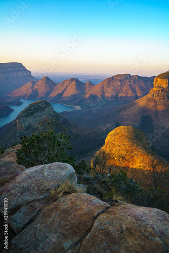 Obraz na płótnie three rondavels and blyde river canyon at sunset, south africa 63 w salonie