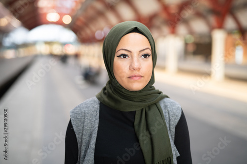 Canvas Print woman with headscarf on train station