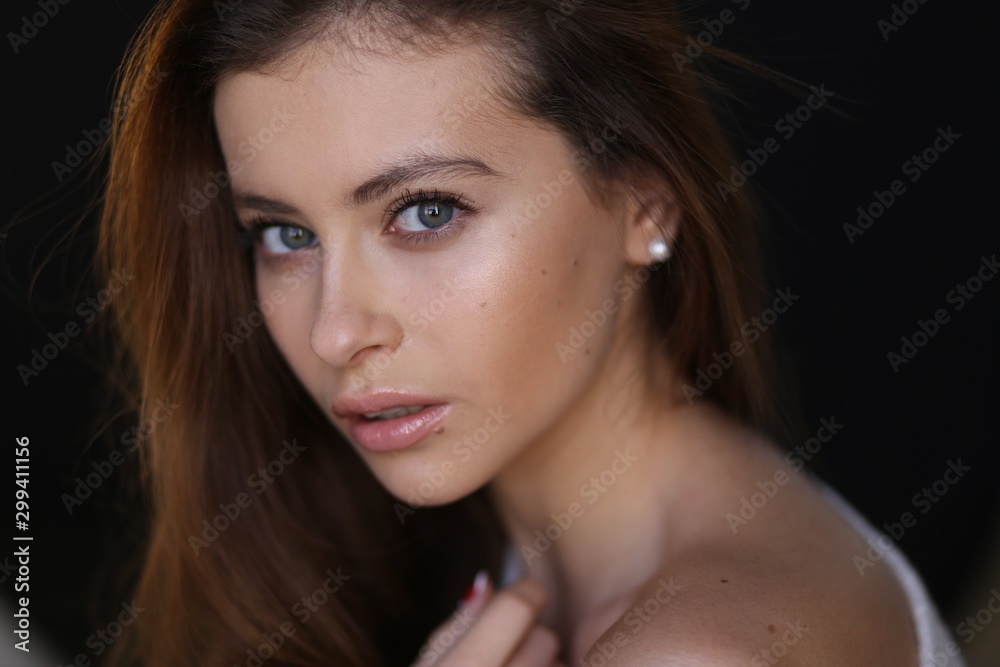 Obraz premium Beautiful young female brunette model