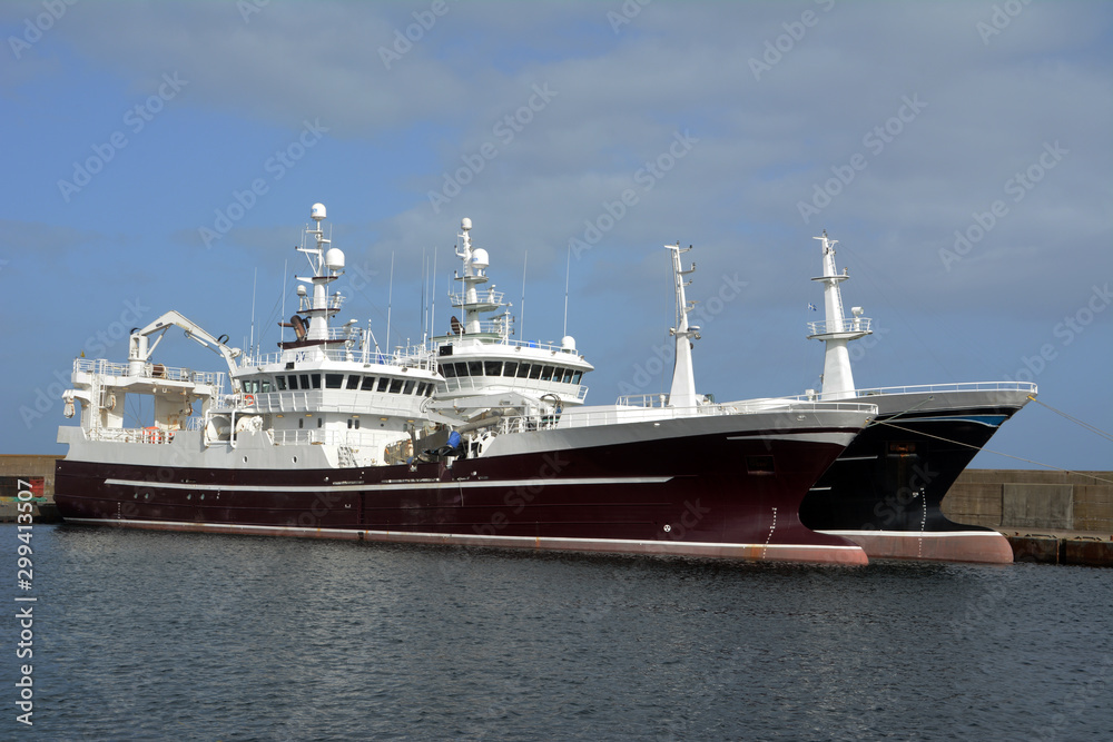 Purser Ship bow. These are Fishing Ship,s. They called Purser Ship. Because they use Purse nets which caught a lot of Herring and Mackere... Purser Ship bow. These are Fishing Ship,s. They called Purser Ship. Because they use Purse nets which caught a lot of Herring and Mackere...