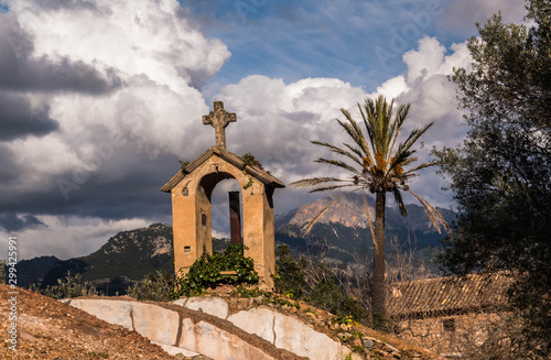 campanario y montaña Mallorca