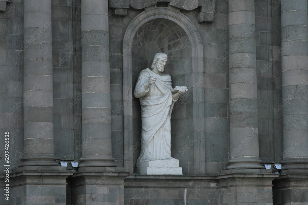statue of man in front of st pauls cathedral