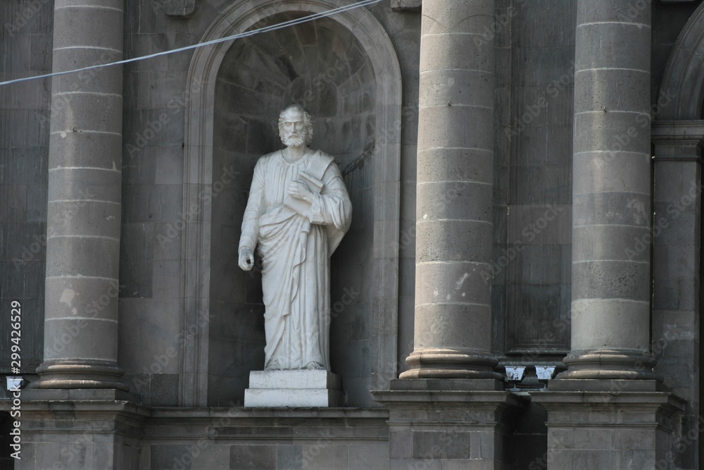 Fototapeta premium statue of man in front of building