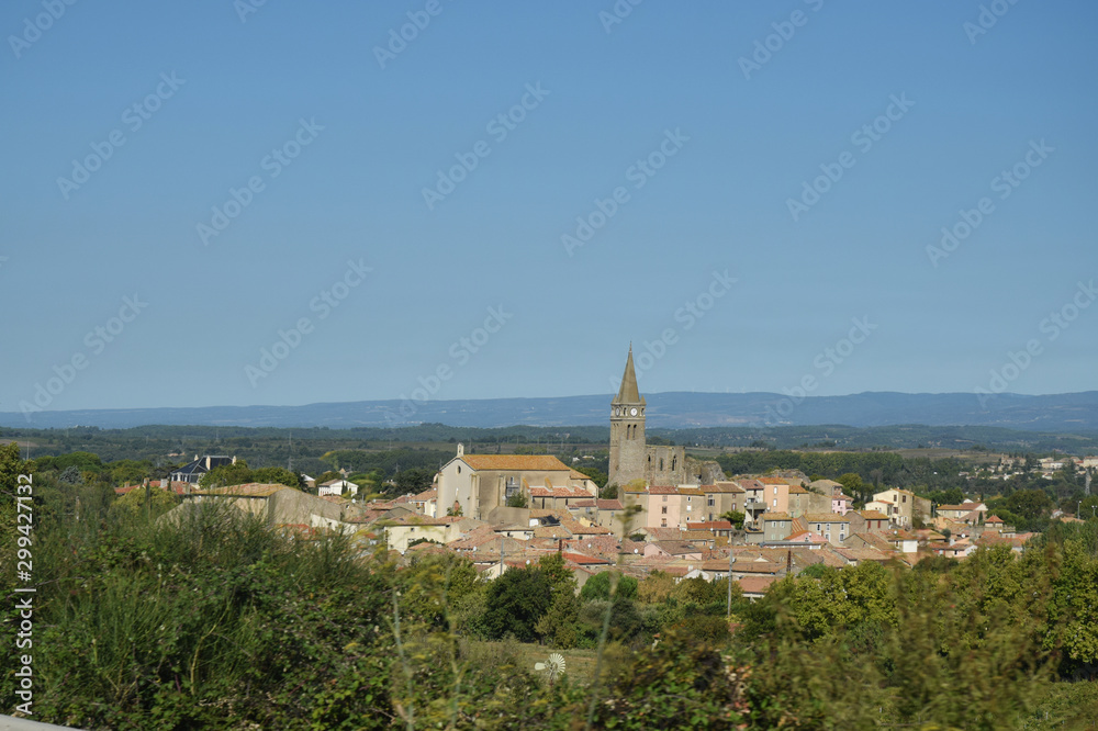 Village le long de l'autoroute A61 en Occitanie