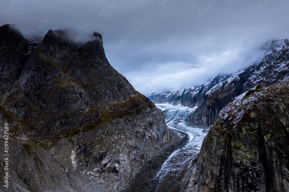 Fiechergletscher mit düsteren Wolken / Fieschergletscher glacier with dramatic clouds