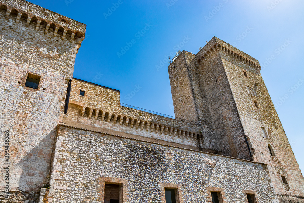 Il castello medievale dell'antico borgo di Narni. Umbria, Terni, Italia. I muri di pietra e le torri della fortezza. Il cielo azzurro d'estate.