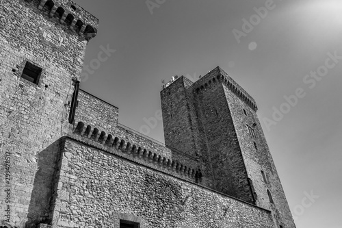 Il castello medievale dell'antico borgo di Narni. Umbria, Terni, Italia. I muri di pietra e le torri della fortezza. The sun flare and glow. photo