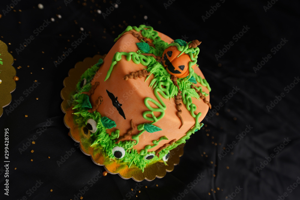  Cakes with Hallowen Party Decorations, made with orange fondant in a dark background, design has spiders, pumpkins, ghosts, grass