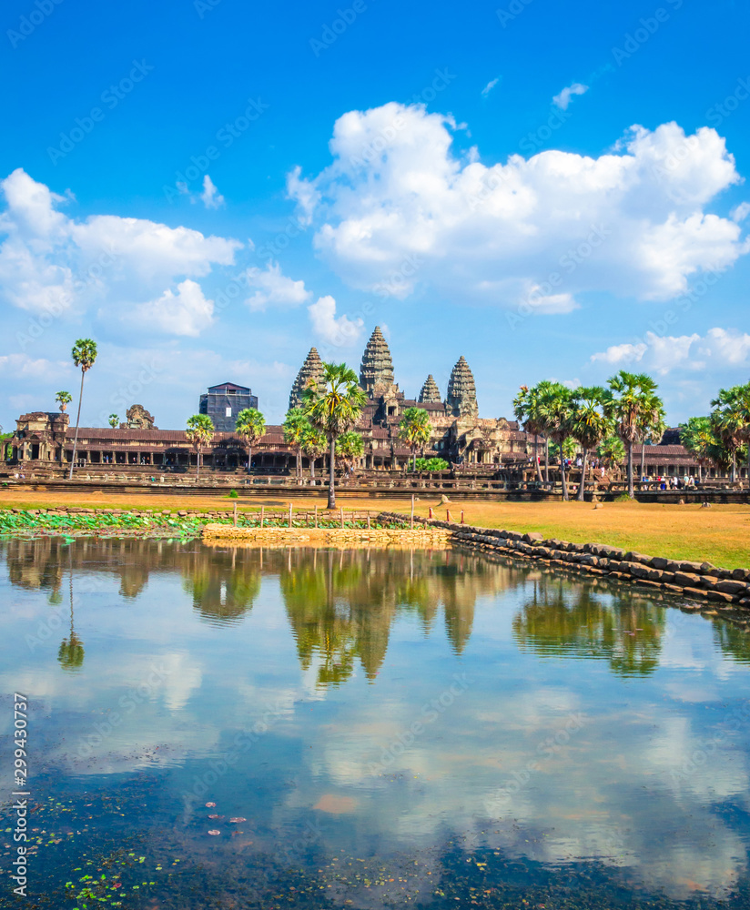 Fototapeta premium Kompleks starożytnej świątyni Angkor Wat, Siem Reap, Kambodża.