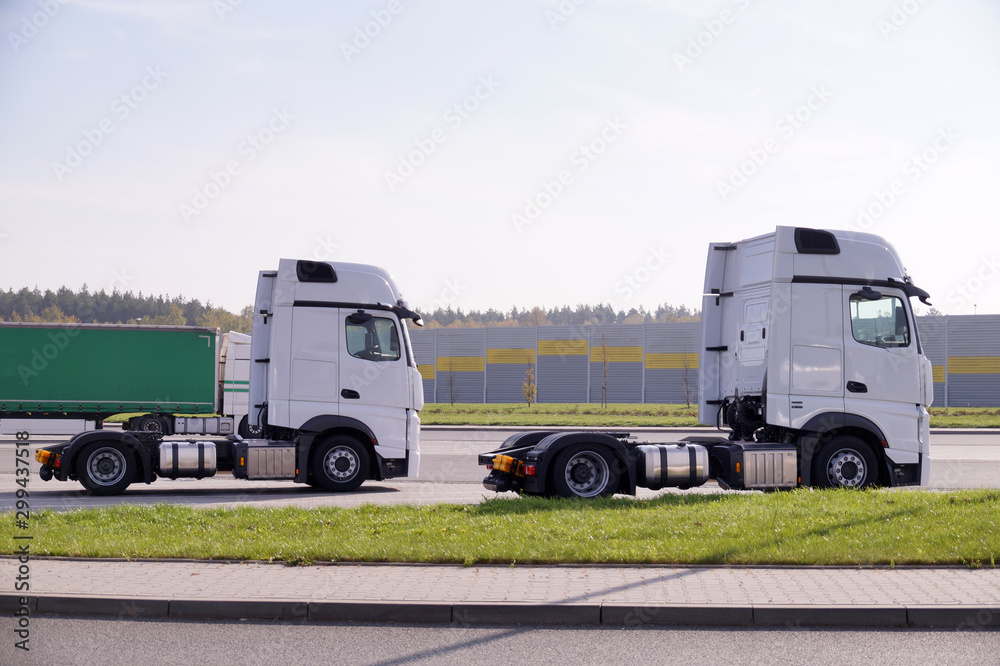 Obraz premium New trucks on the way to the customer. Travel break.