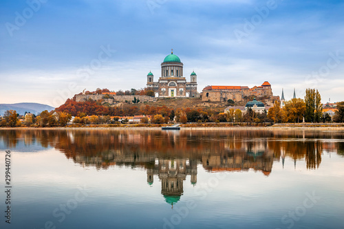 Obraz na plátne Esztergom, Hungary - Beautiful autumn morning with the Basilica of the Blessed Virgin Mary at Esztergom by the River Danube