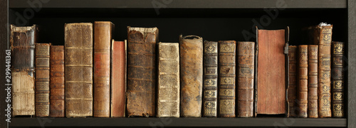 Bild auf Leinwand rare books in a private library.