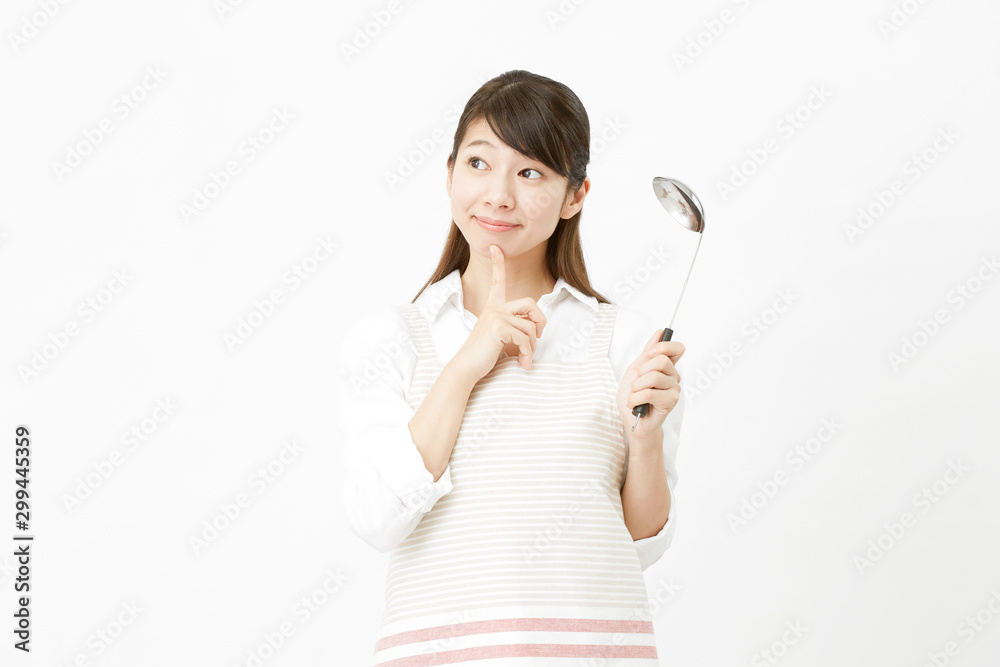 女性　エプロン姿