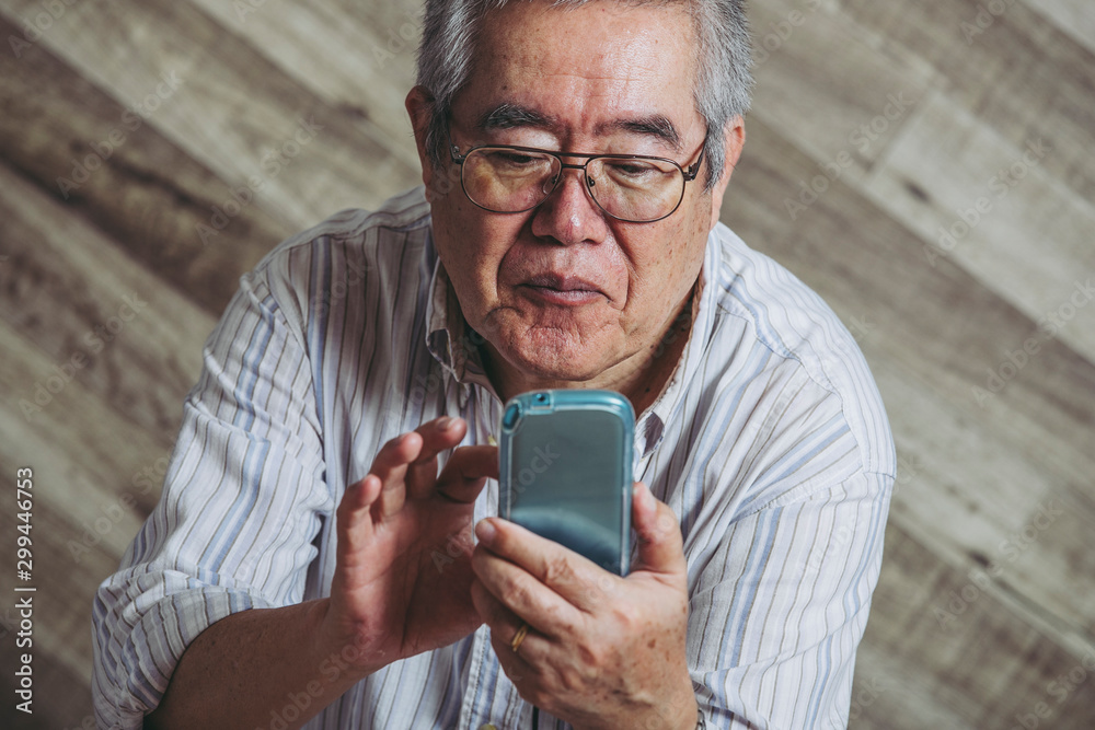 スマホを見ているシニア男性 スマホを見ているシニア男性