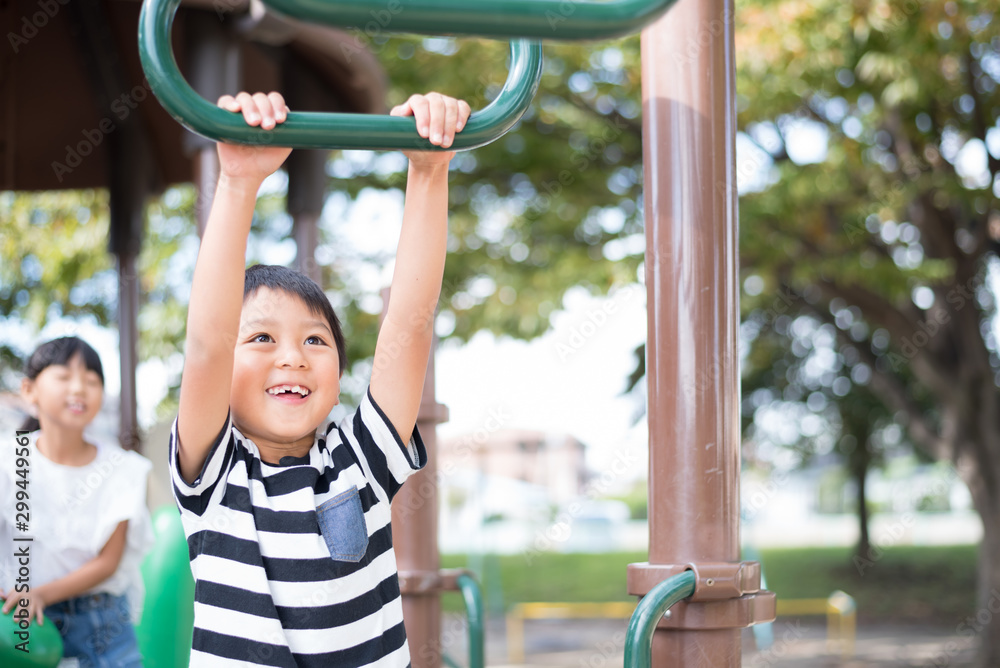 Fototapeta premium アスレチックを楽しむ子供