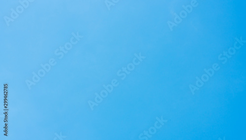 Fototapeta Jasny kolor tła błękitnego nieba z bezchmurnym, banerem, zdjęciem panoramicznym