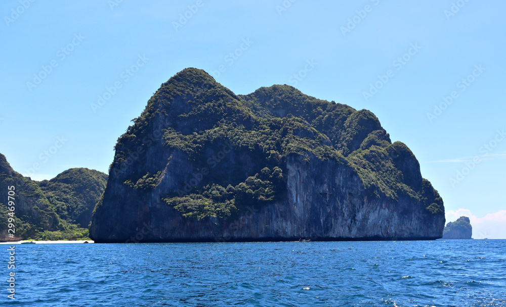 Naklejka premium boat ride on the sea, exotic James Bond islands against the blue sea, waves of spray in Thailand
