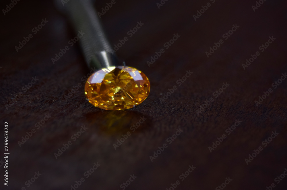Yellow diamond It is a diamond with beautiful colors, rare and expensive for jewelry making.