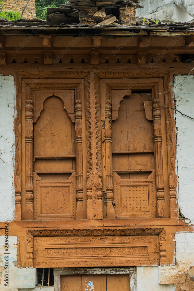 Obraz premium old wooden door in wall