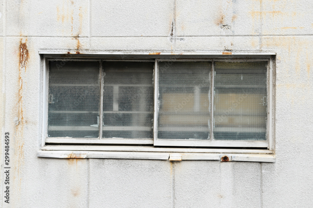 古いビルの窓