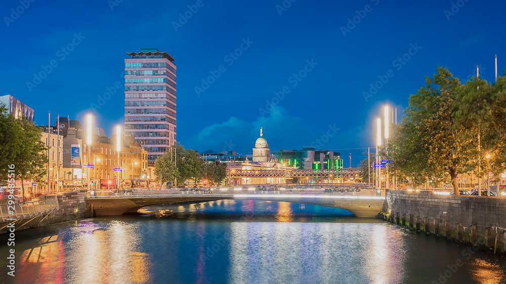 Obraz premium Dublin à l'heure bleue