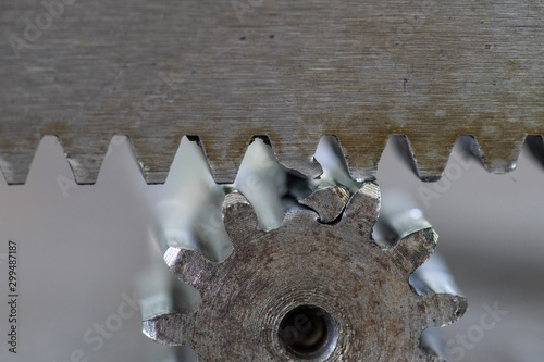 Foto Macro of  gear drive shaft and rack with broken teeth