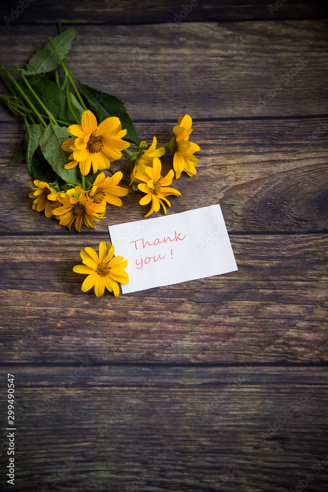 Naklejka premium bouquet of beautiful blooming daisies on a wooden table