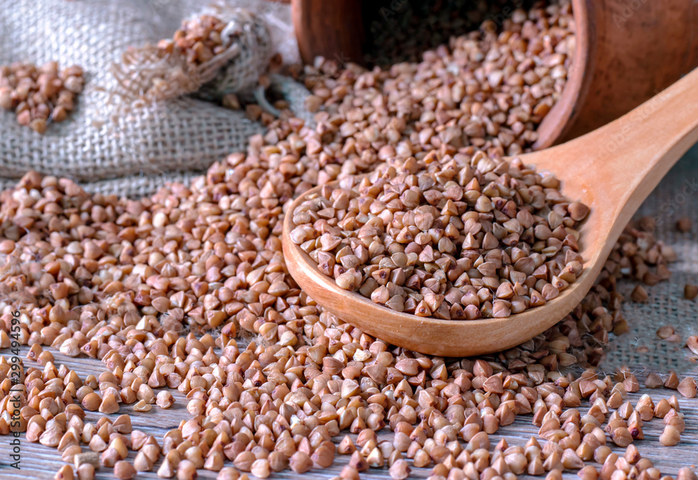 Obraz premium Groats on a wooden spoon.
