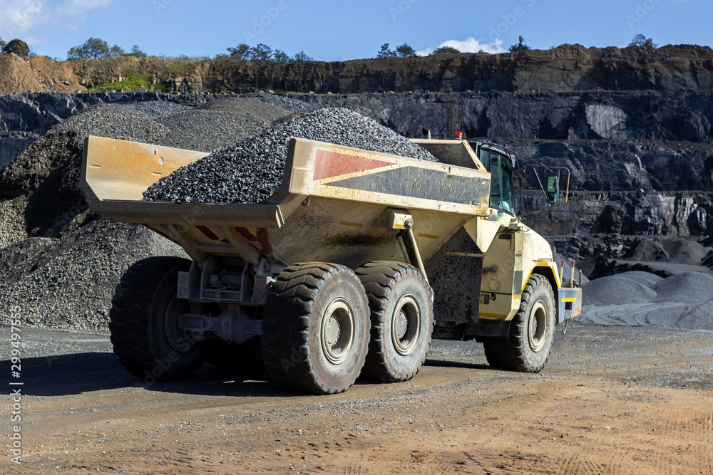 Obraz premium bump truck full of stone at a quarry