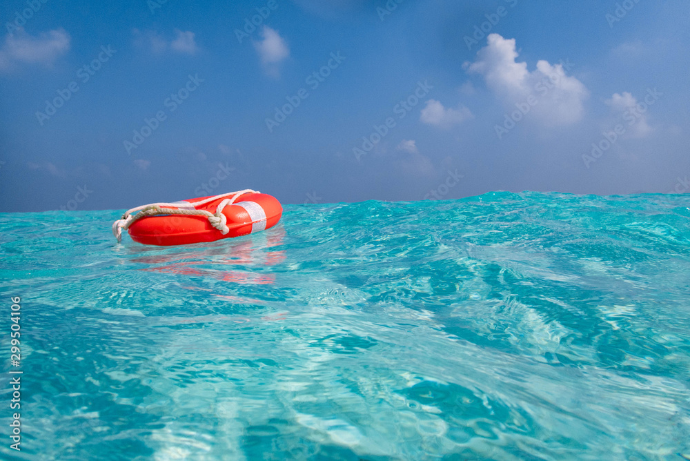 Fototapeta premium 青い海と浮き輪