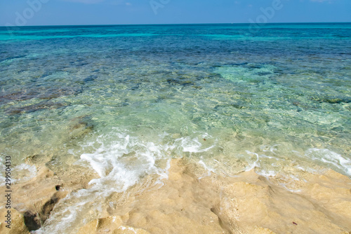 南国の絶景、エメラルドの海