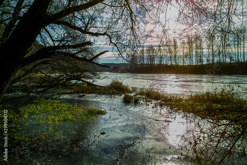 Fototapeta Naklejka Na Ścianę i Meble -  river landscape with sun and water reflection