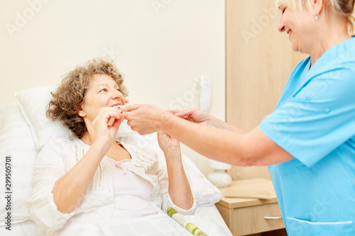 Senior Frau im Krankenhaus mit Pflegekraft