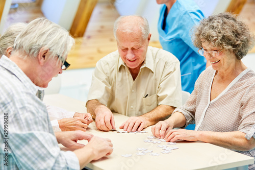 Senioren mit Puzzle in der Demenz Therapie