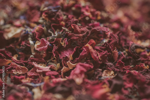   Guardar Descargar vista previa Dried flower petals and leaves as background. Natural confetti. Rose and lavender died petals as texture. 