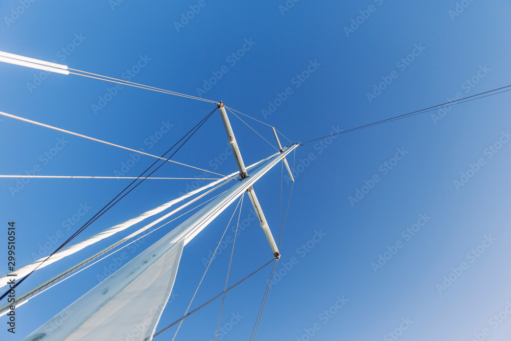 Segelmast im blauen Himmel Segelmast im blauen Himmel