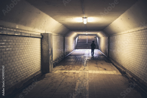 enfant seul dans un souterrain photo