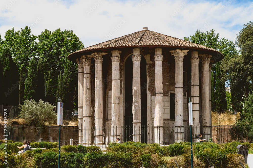 Fototapeta premium Ancient Roman building with circular plan