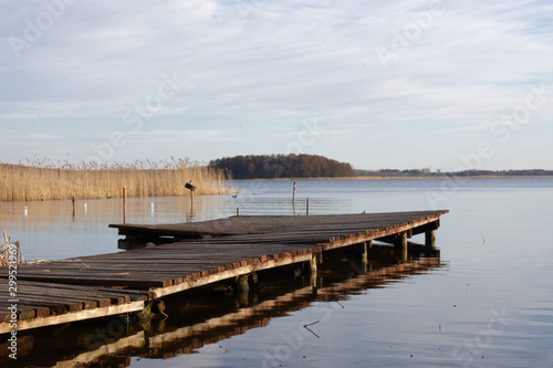Fototapeta Naklejka Na Ścianę i Meble -  Pomost nad jeziorem Seksty na Mazurach