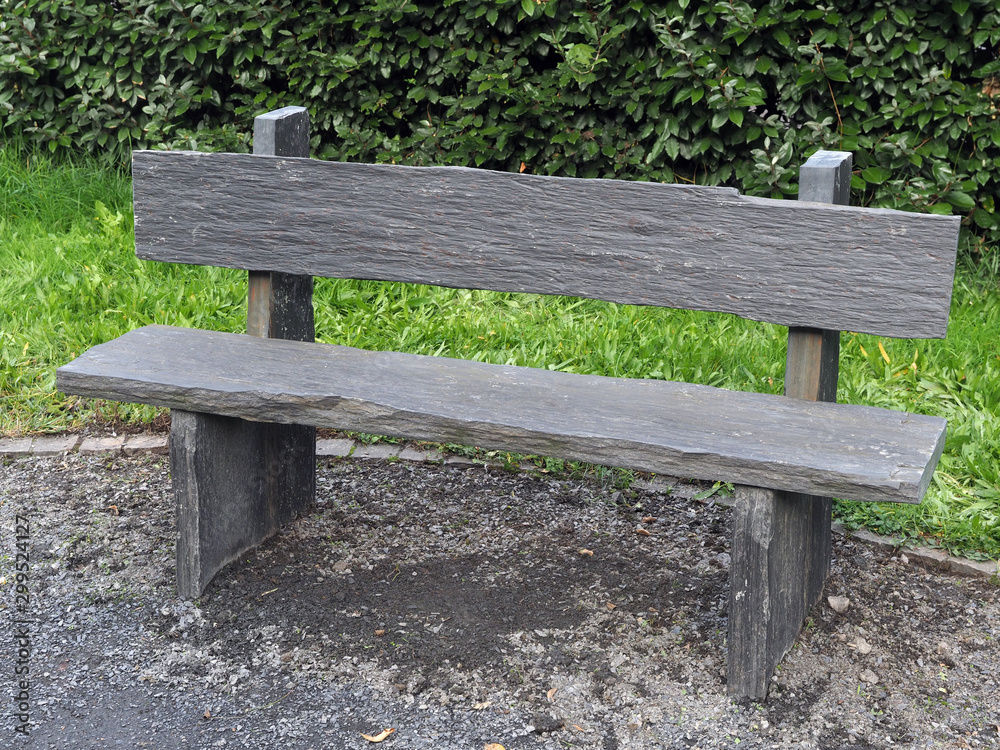 Leere Parkbank aus Schieferplatten Leere Parkbank aus Schieferplatten