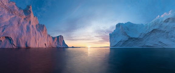 Poster Antarctica Middernachtzon boven ijsbergen Ilulissat Groenland  © Michal