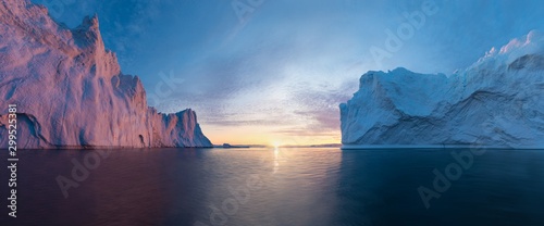 Obraz na płótnie Early morning summer alpenglow lighting up icebergs during midnight season