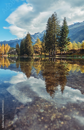 Fototapeta Naklejka Na Ścianę i Meble -  Landscape with lake and mountains in autumn in the Chamonix Valley.